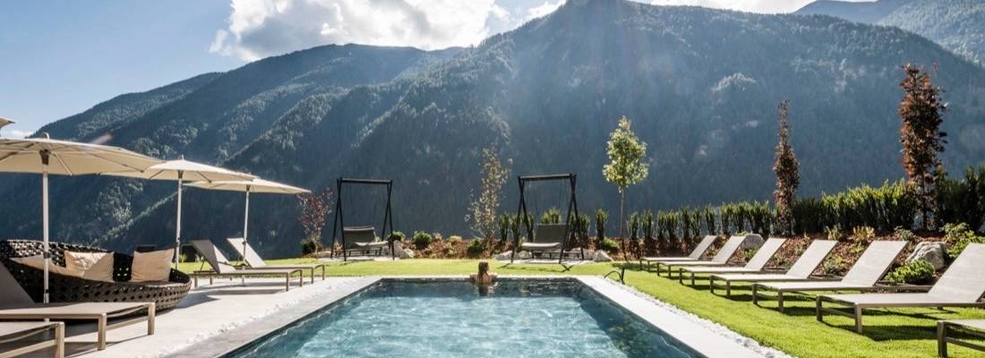 Outdoorpool mit Blick auf die Berge im Tuberis Nature & Spa Resort
