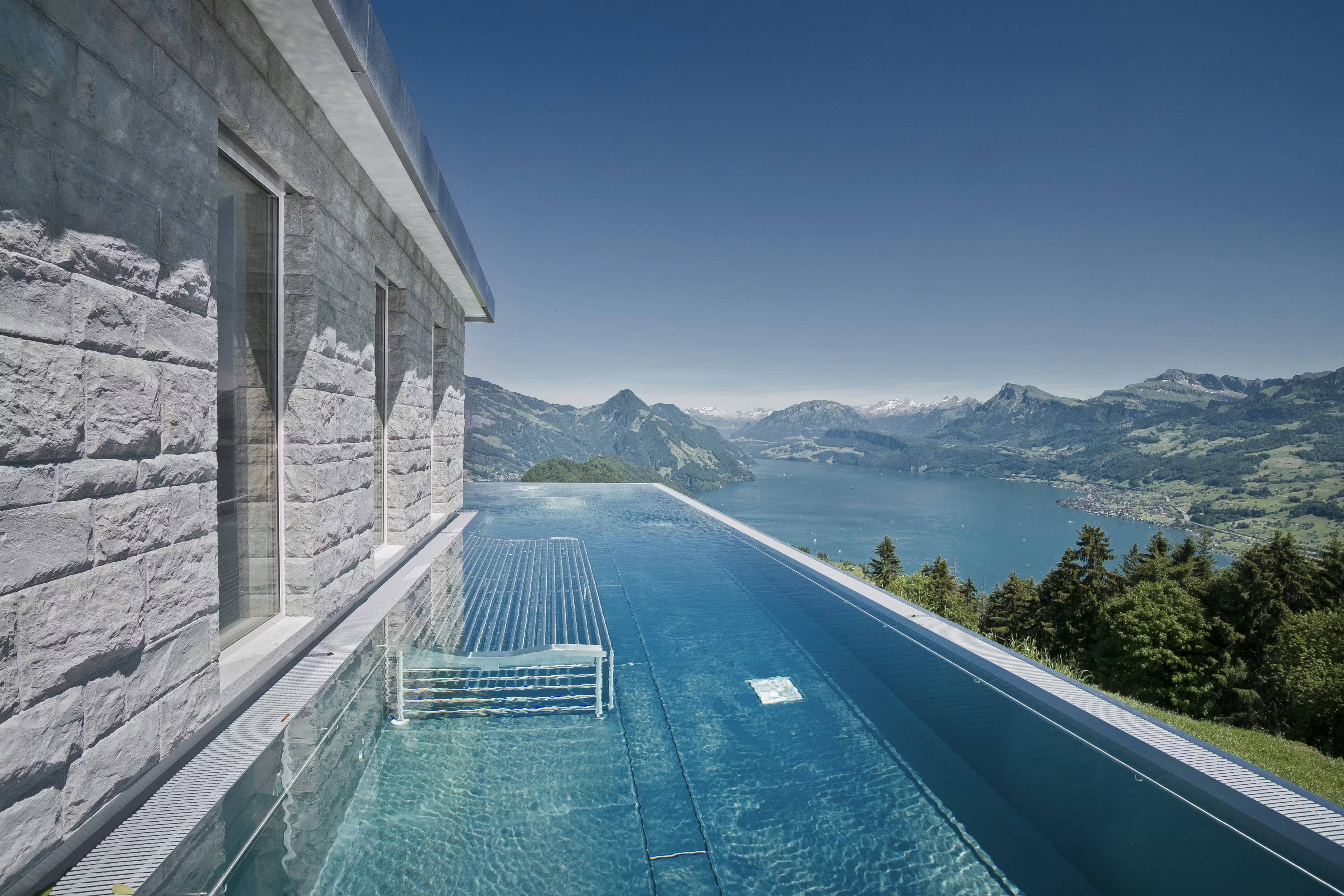 Vue sur le lac des Quatre-Cantons depuis la piscine infinity