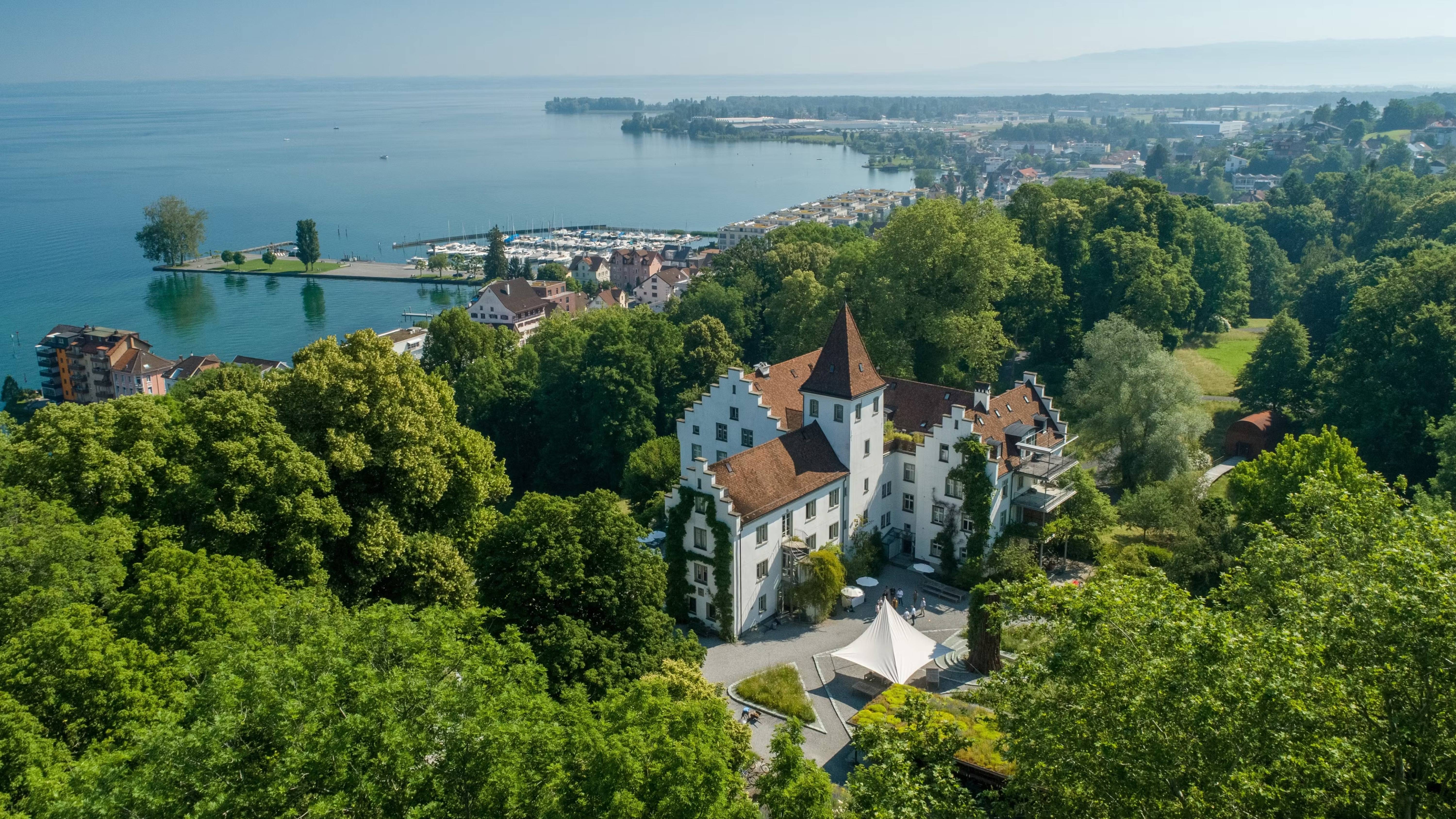 Bio-Schlosshotel Wartegg mit Parkanlage