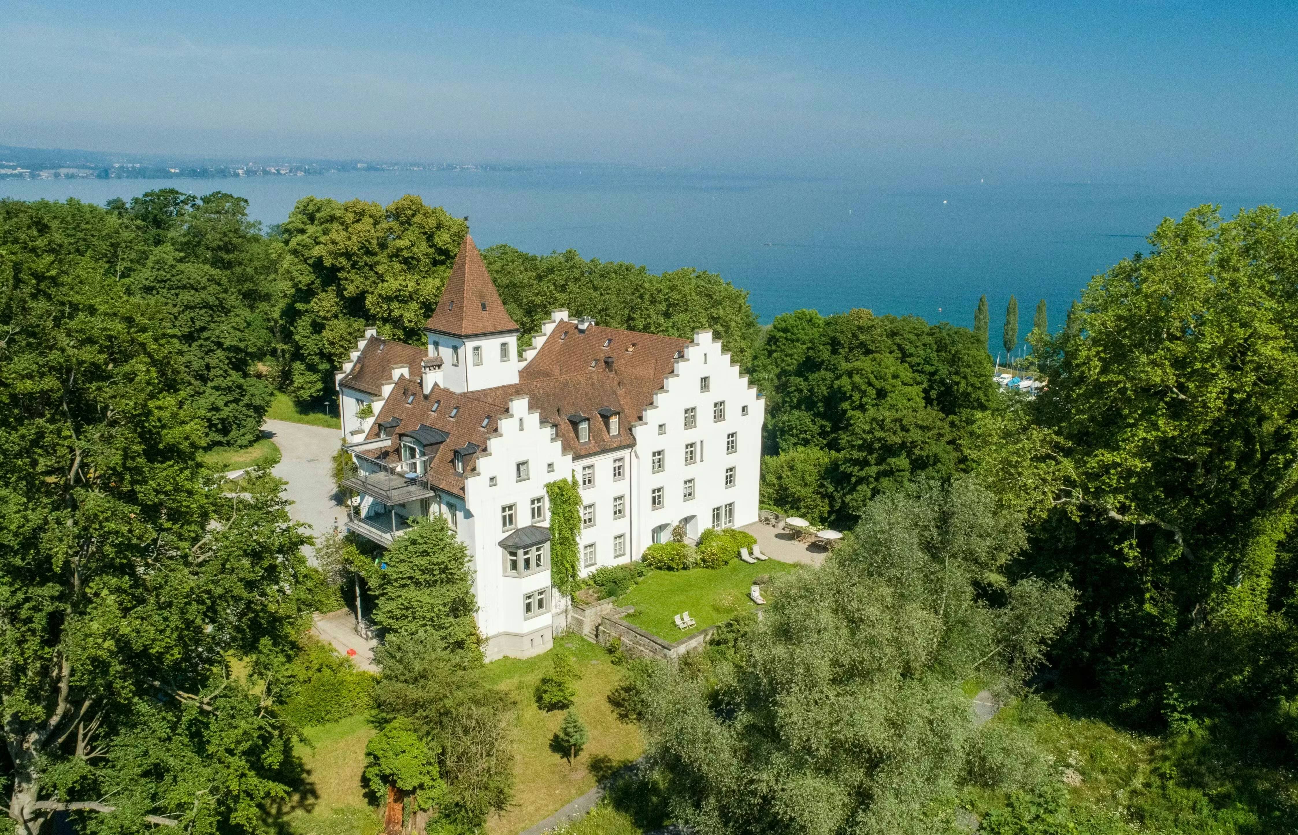 Sicht auf das Schloss Wartegg, die Parkanlage und den Bodensee