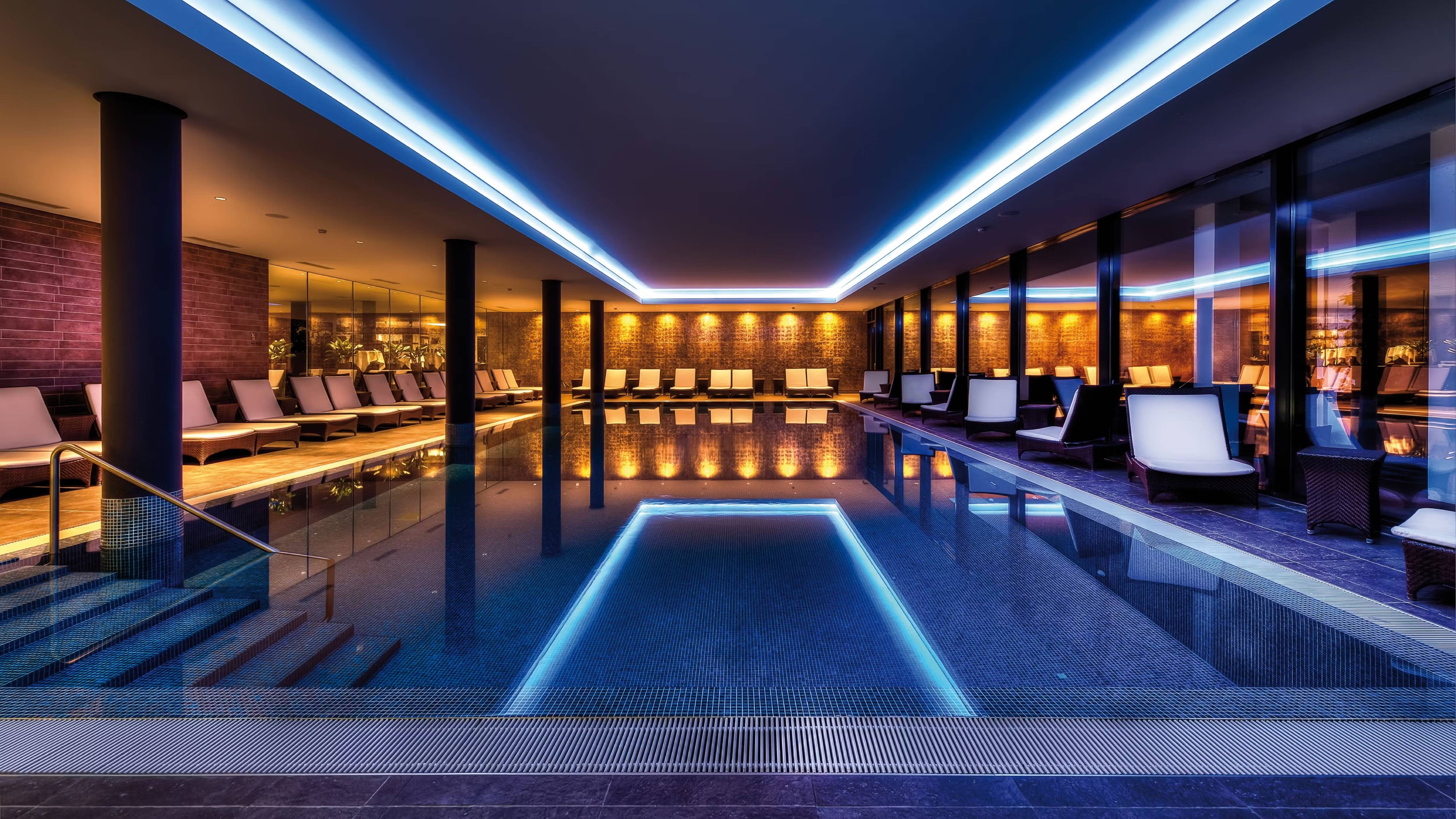 Innenpool Wellnesshotel Golfpanorama